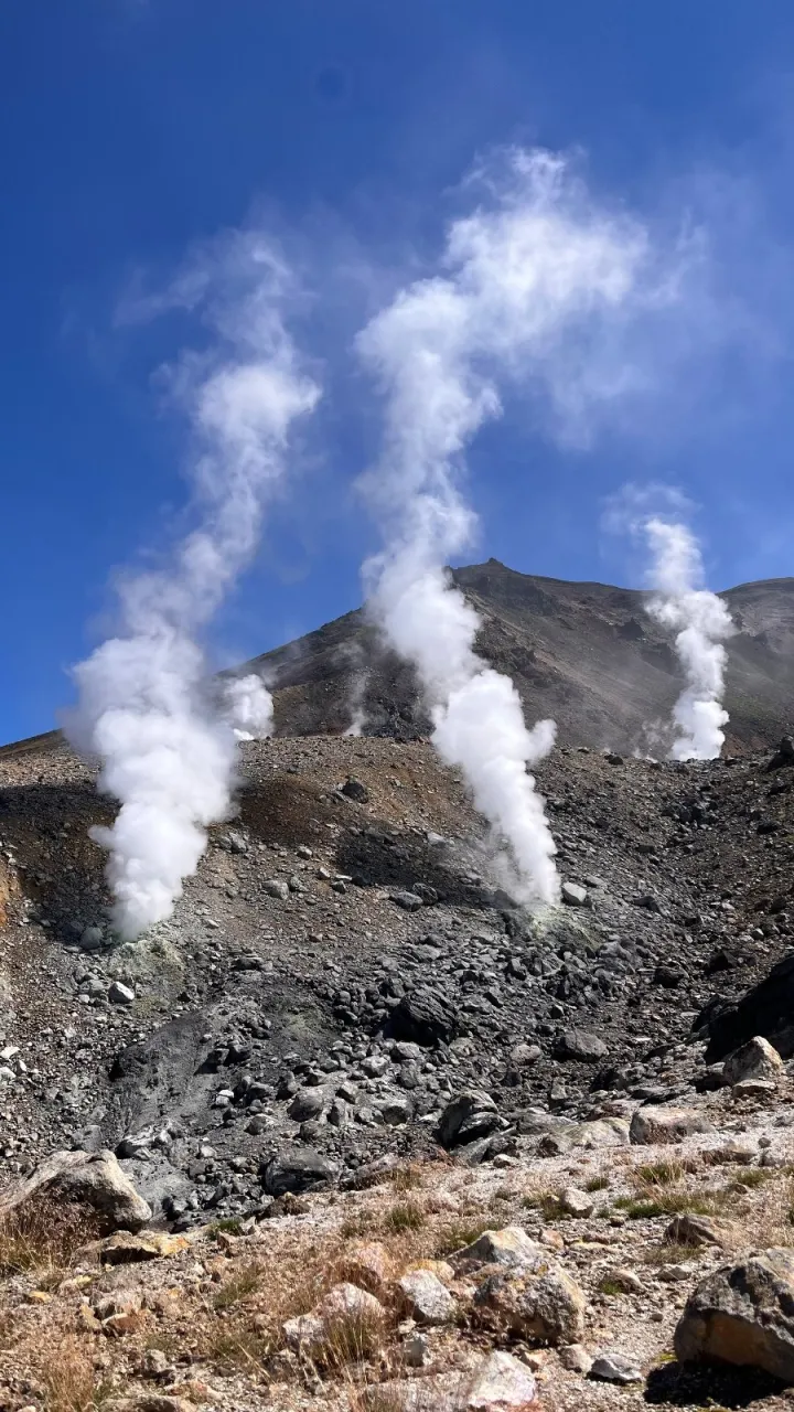 大迫力！火山から立ち上る白い噴煙と大自然の不思議