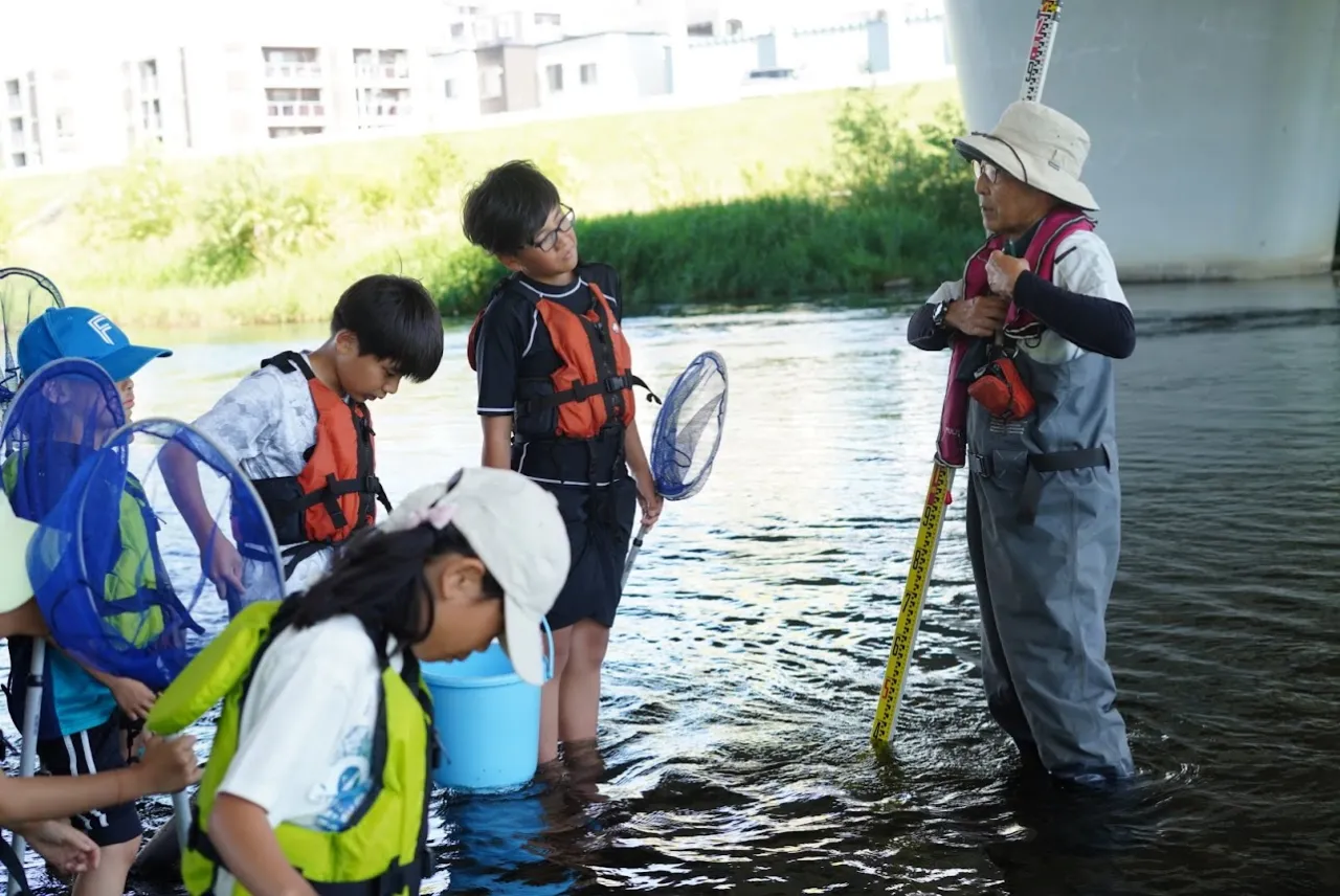 豊平川で安全を学び魚つかみに挑戦！